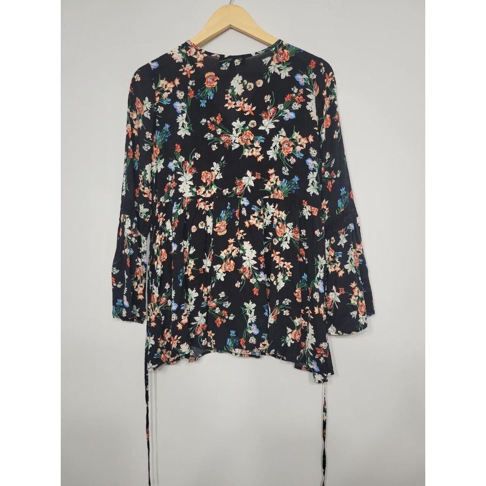 Suzanne Betro Floral and Lace trim Blouse with Back Tie Size Medium - Picture 4 of 5